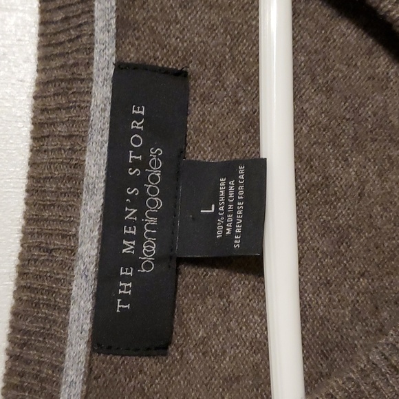 Bloomingdale's men's L brown V-neck cashmere sweater - Picture 2 of 5